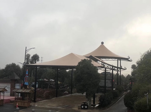 膜結構雨棚如何做到防雷防震效果？